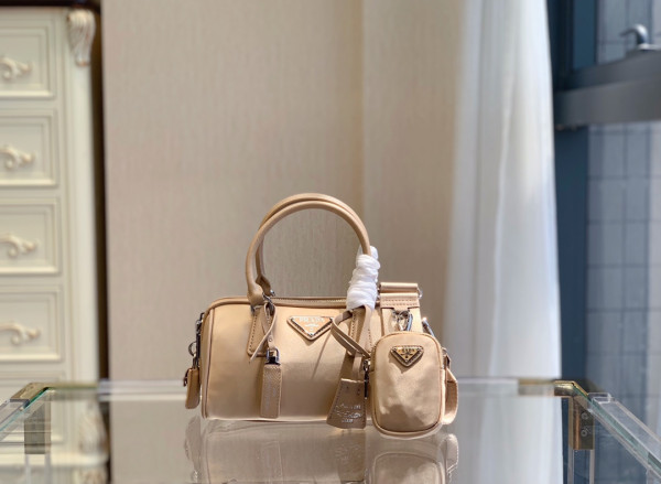 Pra*a re-edition 2005 nylon bag