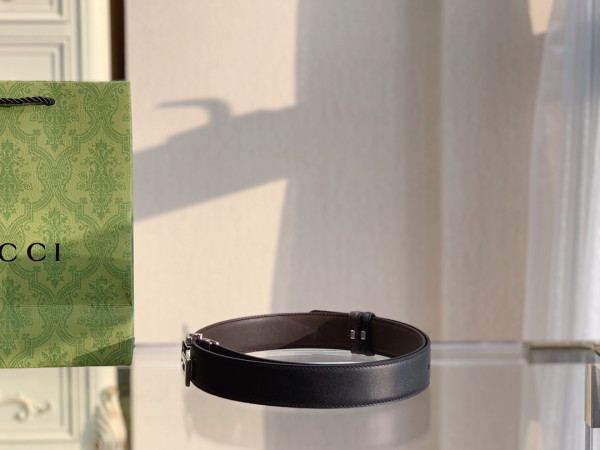 G*u*i reversible belt with square g buckle