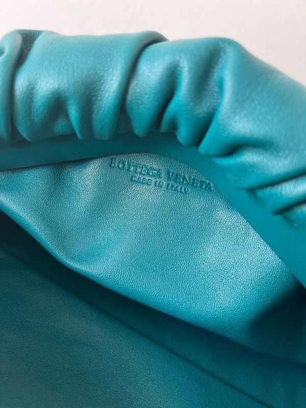 bo*te*ga Ve*ne*ta the chain pouch