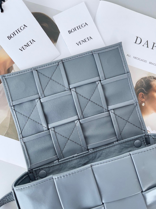 bo*te*ga Ve*ne*ta cassette belt bag