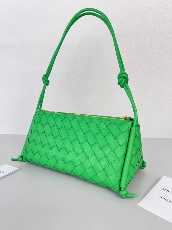 bo*te*ga Ve*ne*ta pouch on strap