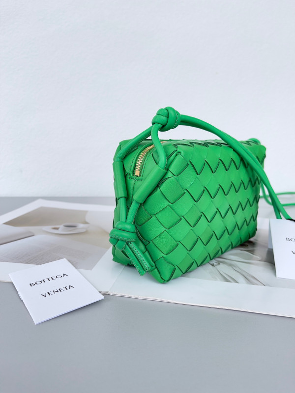 bo*te*ga Ve*ne*ta mini loop camera bag