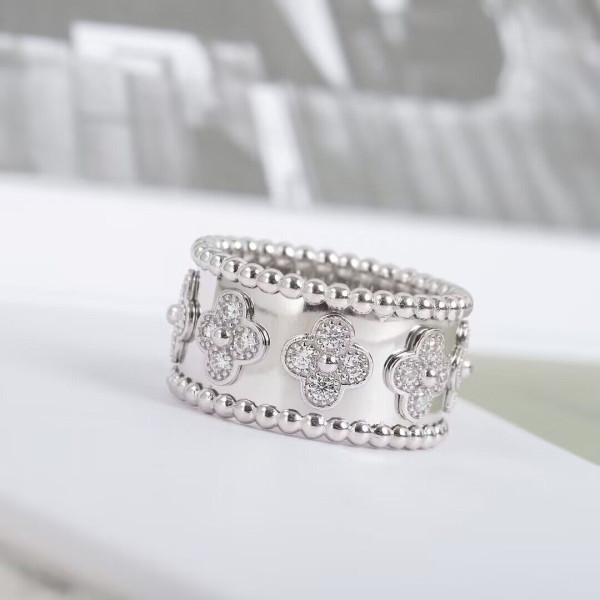 V*N CL*F & arpels  perlée clovers ring