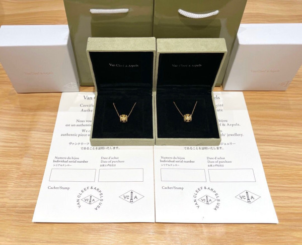 V*N CL*F & arpels necklace