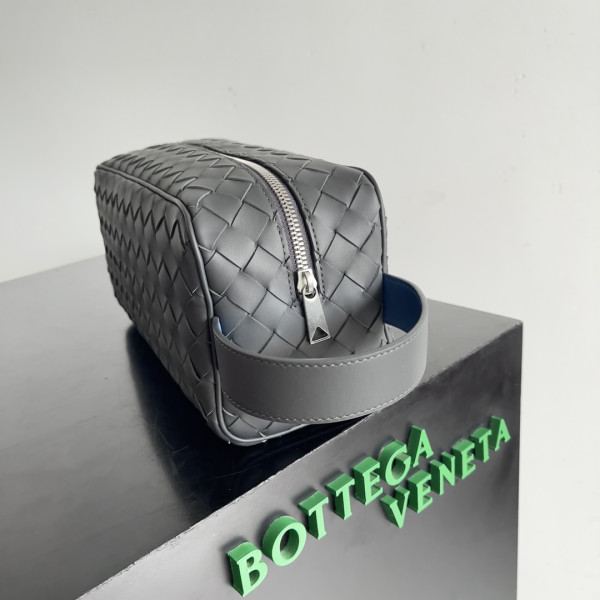 bo*te*ga Ve*ne*ta  intrecciato leather wallet-on-strap