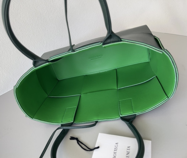 bo*te*ga Ve*ne*ta small arco tote bag